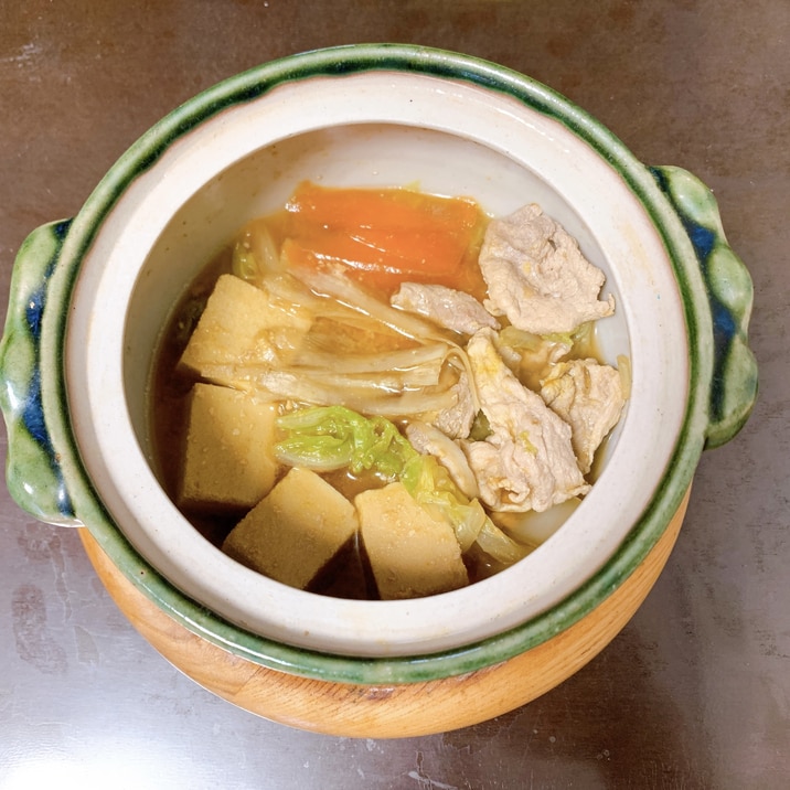 秋〜冬メイン料理☺️豚肉と高野豆腐の味噌カレー鍋